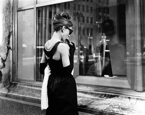 l'abito nero di chanel|Storia del tubino nero, da Chanel a Audrey Hepburn.